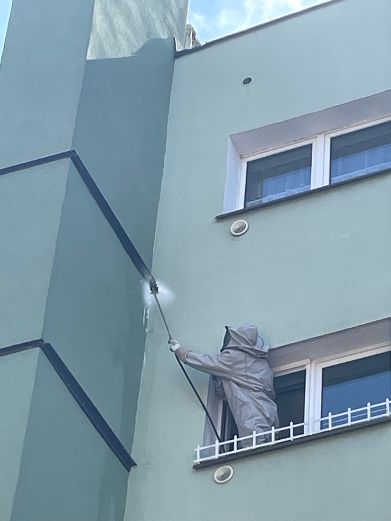 Specjalista w stroju ochronnym podczas usuwania gniazda szerszeni